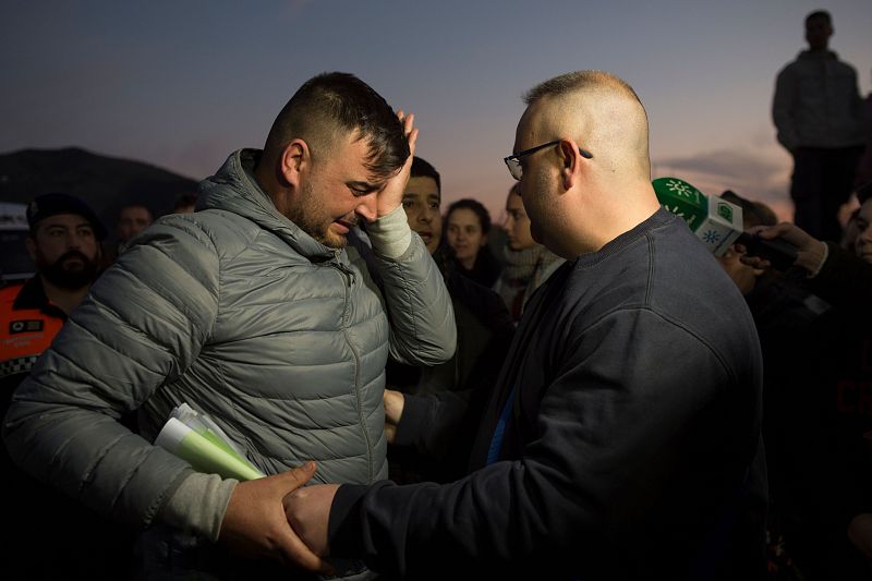 El padre de Julen, José Rosello, junto a uno de los voluntarios que participan en el operativo de rescate del niño de dos años. Durante las operaciones ha pedido más medios y ha instado a que el ánimo "no decaiga" hasta encontrar a su hijo con vida