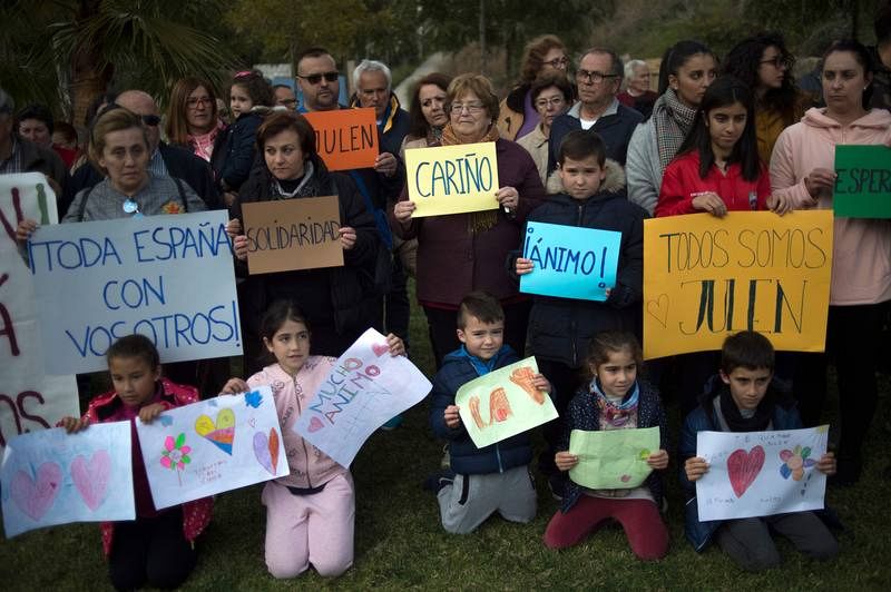 Decenas de personas en Totalán, en Málaga, expresan su apoyo a la familia de Julen, el niño de dos años que cayó el pasado domingo a una prospección de agua, mientras avanzan las tareas para su rescate 