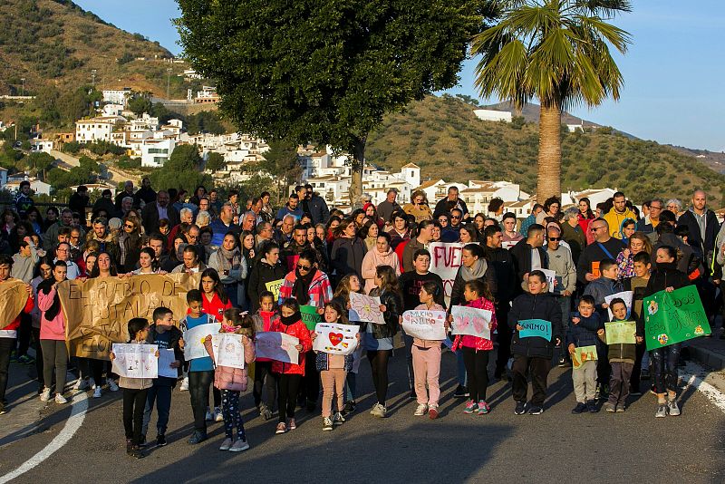 Vecinos marchan en apoyo de Julen, su familia y los rescatadores