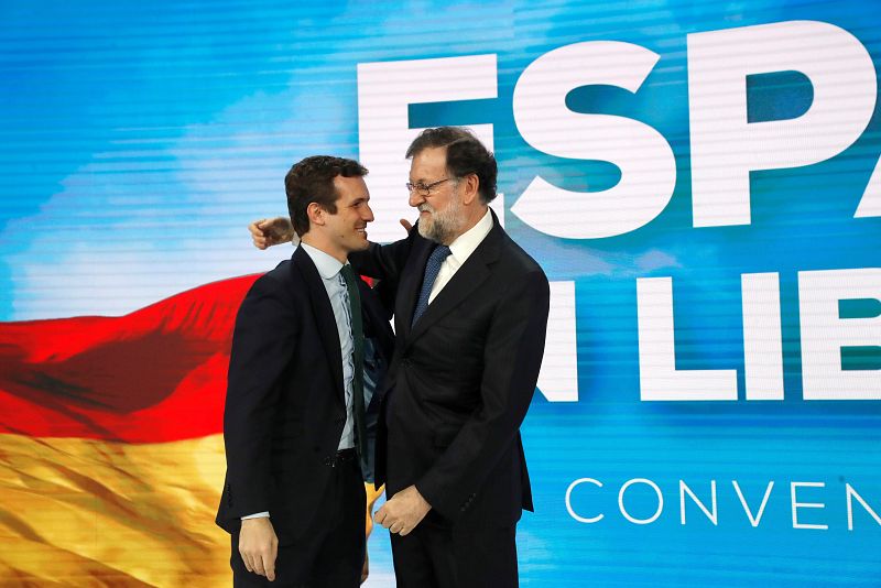 El expresidente del gobierno Mariano Rajoy y el actual presidente del PP, Pablo Casado, se abrazan al inicio de la Convención del Partido Popular.