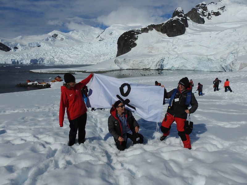 Científicas de la expedición visitan un mirador de Bahía Paraíso