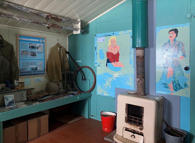 Vista general de una sala de una base militar británica, convertida en museo, en Puerto Lockroy