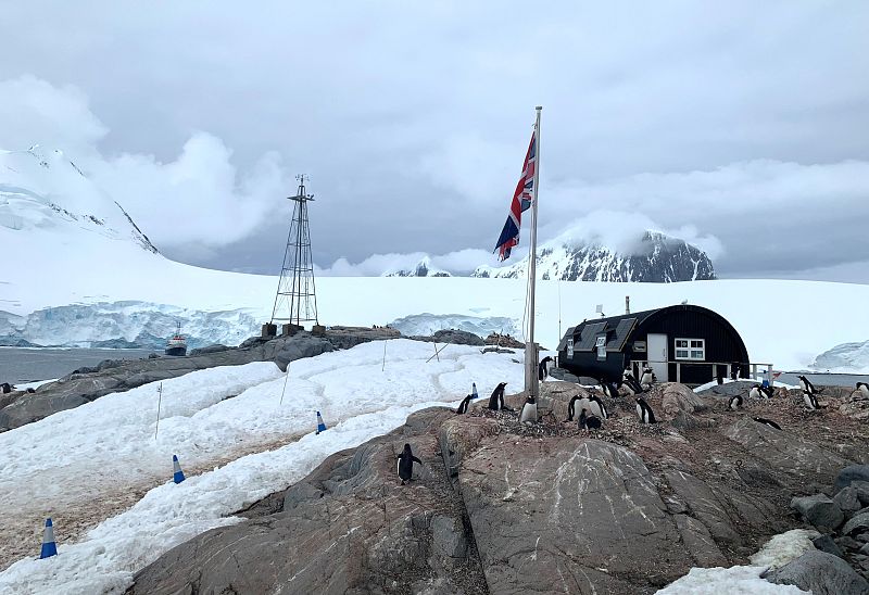 Vista del exterior de la base militar británica, convertida en museo, en Puerto Lockroy