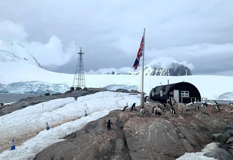 Vista del exterior de la base militar británica, convertida en museo, en Puerto Lockroy