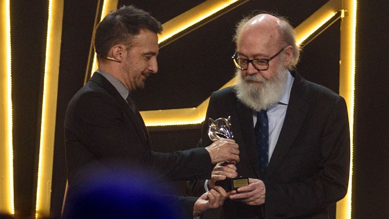 El director José Luis Cuerda recoge el premio de honor de manos de Alejandro Amenabar