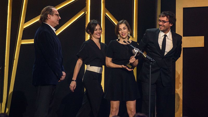 El director del documental por 'Apuntes para una película de atracos'. León Siminiani junto a su equipo