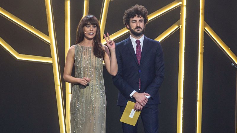 Los actores de Belén Cuesta y Miki Esparbao tras anunciar el premio a la Mejor actriz de reparto por la pelÍcula por 'Viaje al cuarto de una madre'