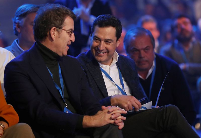 El líder del PP-A y presidente de la Junta de Andalucía, Juanma Moreno, conversa con el presidente de la Xunta de Galicia, Alberto Núñez Feijóo