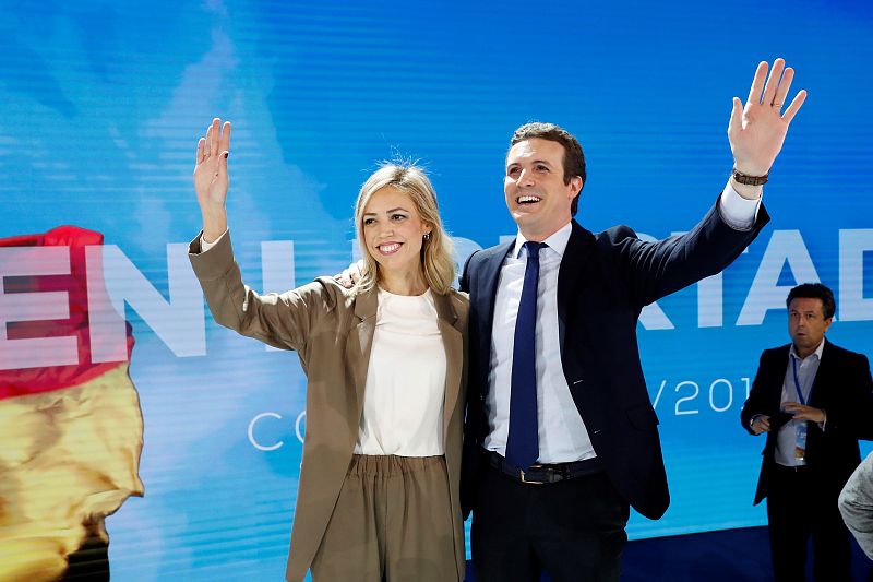 El presidente del PP, Pablo Casado, y su mujer Isabel Torres, saludan a su llegada a la clausura de la Convención Nacional del Partido Popular