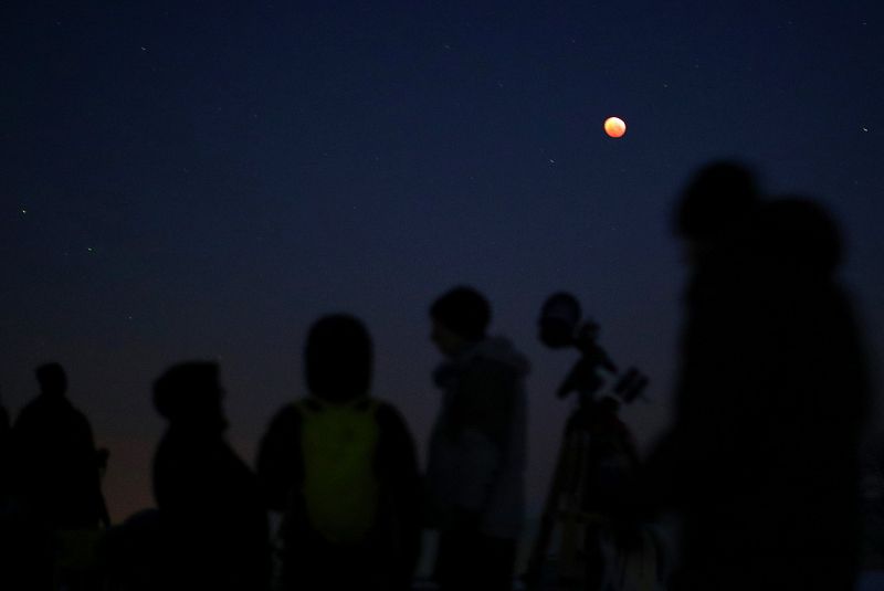 Varias personas observan el eclipse de luna desde Viena, Austria