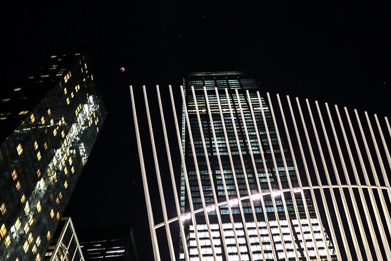La Luna sobre Manhattan, Nueva York