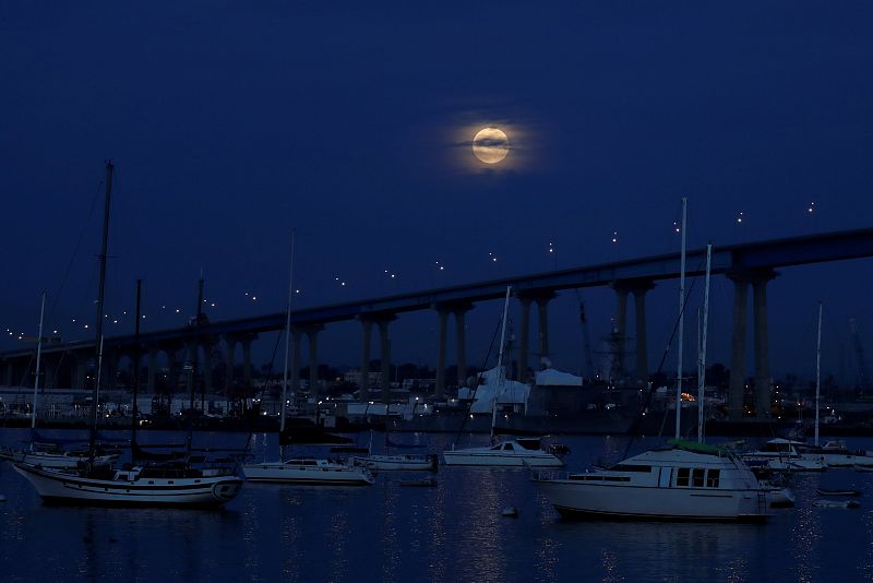 La Luna llena emerge sobre el Puente de Coronado (San Diego, California), antes del comienzo del eclipse total.