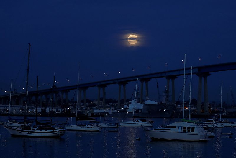 La Luna llena emerge sobre el Puente de Coronado (San Diego, California), antes del comienzo del eclipse total.