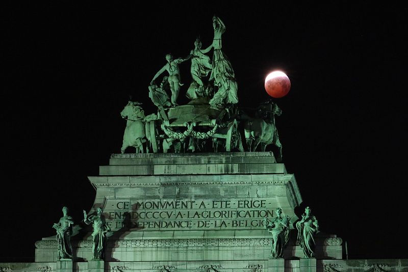 La Luna, sobre el Arco del Cincuentenario en Bruselas, Bélgica.