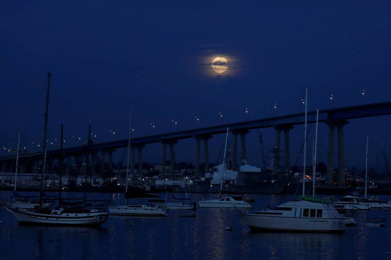 La Luna llena emerge sobre el Puente de Coronado (San Diego, California), antes del comienzo del eclipse total.