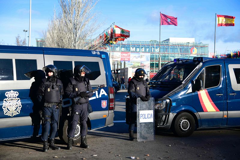 Policía antidisturbios vigila la entrada a Ifema en Madrid