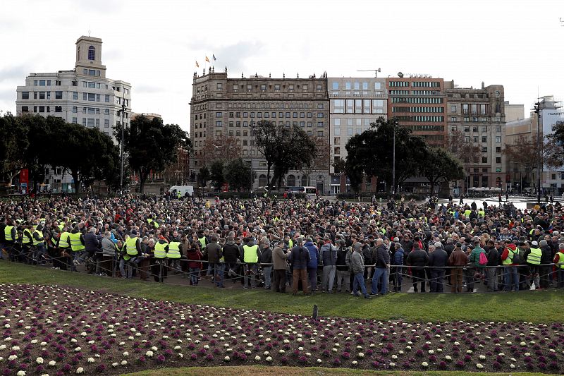 Los taxistas de Barcelona votan en asamblea si ponen fin a la huelga