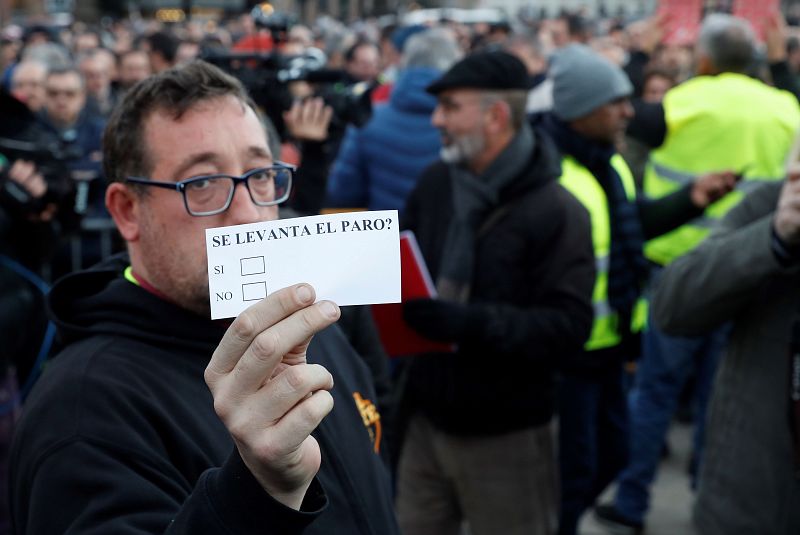 Los taxistas de Barcelona votan en asamblea si ponen fin a la huelga