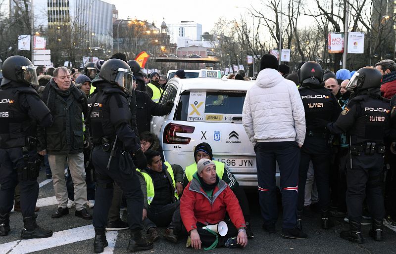 La Policía Nacional procede a desalojar a los taxistas