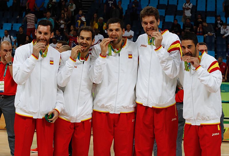 De izquierda a derecha, Rudy Fernandez, José Manuel Calderón, Felipe Reyes, Pau Gasol y Juan Carlos Navarro, en el podio tras recibir la medalla de bronce en Río 2016