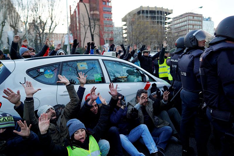 Unos 2.000 taxistas han protagonizado la protesta en el paseo de la Castellana