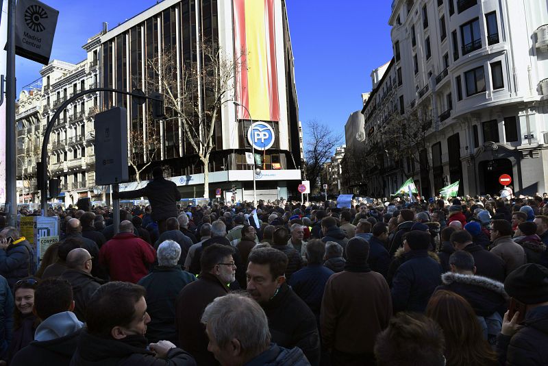 Los taxistas trasladan su protesta a la calle Génova, en frente del PP