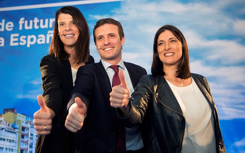 El presidente del Partido Popular, Pablo Casado, junto a Ruth Beitia tras su nombramiento como candidata del PP a la Presidencia de Cantabria.