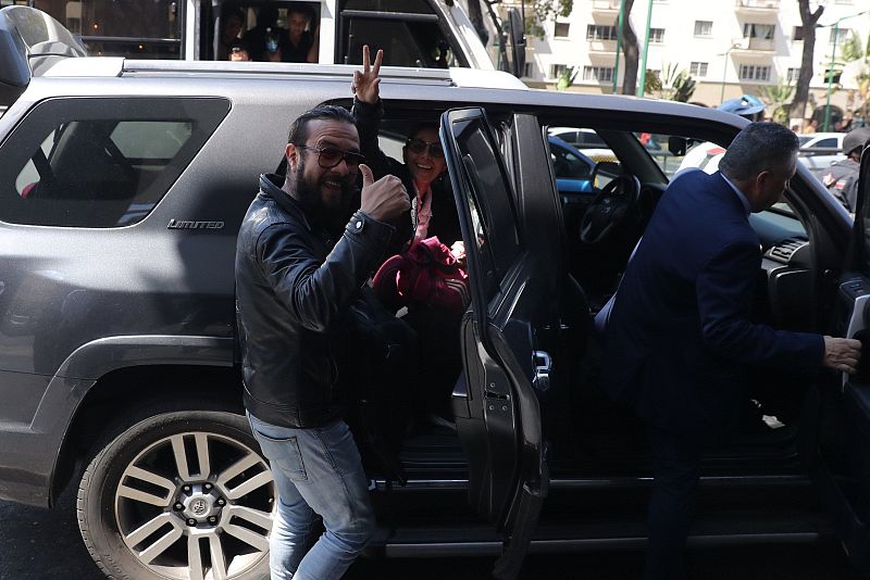 Los periodistas de la agencia Efe Maurén Barriga (c), y Leonardo Muñoz (i) tras ser liberados.