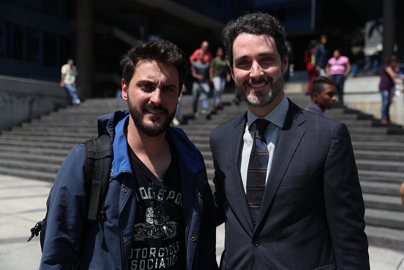 El cónsul adjunto de España en Caracas, Julio Navas (d), junto al periodista español Gonzalo Domínguez (i).