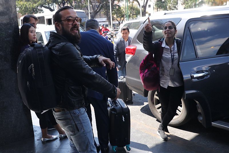 Los periodistas colombianos Leonardo Muñoz (i) y Maurén Barriga (d) tras ser liberados.