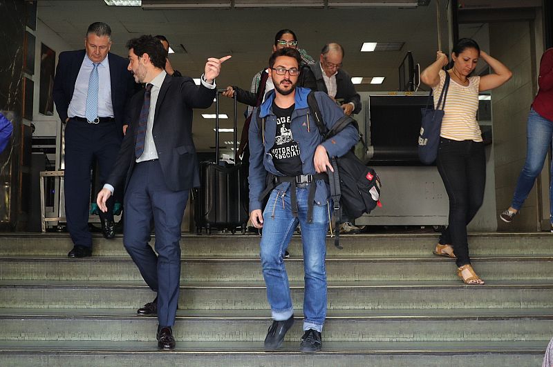 El cónsul adjunto de España en Caracas, Julio Navas (i), acompaña la salida de los periodistas de la agencia EFE.