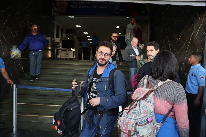 Los tres reporteros de la agencia Efe que fueron detenidos este miércoles por el servicio de inteligencia de Venezuela.