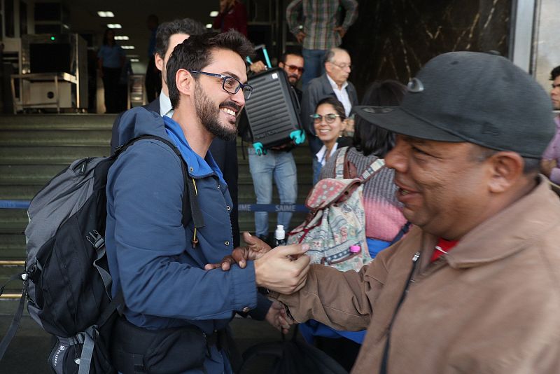 El periodista de la agencia Efe Gonzalo Domínguez (i), tras ser liberado este jueves en Caracas (Venezuela).