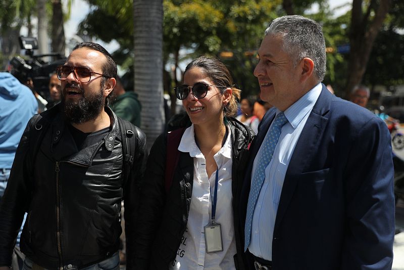 Los periodistas de la agencia Efe Maurén Barriga (c) y Leonardo Muñoz (i) tras ser liberados este jueve