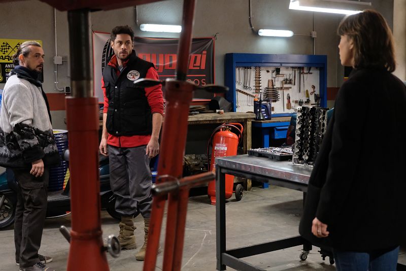 ¿Por qué está Alicia en el taller de Álvaro Soler?