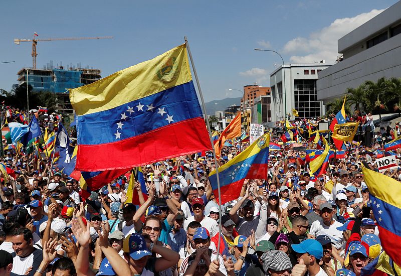 Opositores a Maduro se manifiestan en Caracas en apoyo al presidente interino Guaidó