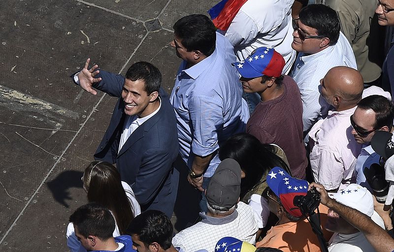 El presidente interino Juan Guaidó llega a la gran marcha convocada para reclamar elecciones democráticas en Caracas