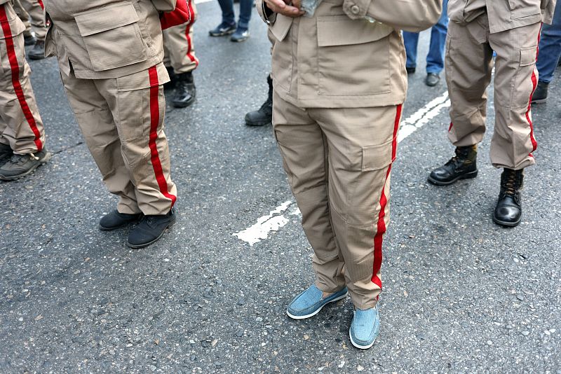 Detalle de los zapatos de algunos manifestantes a favor del presidente de Venezuela, Nicolás Maduro, en Caracas