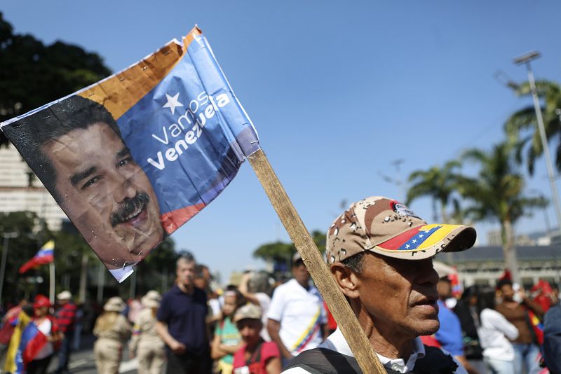 Un simpatizante del presidente Nicolás Maduro participa en una marcha de apoyo en Caracas