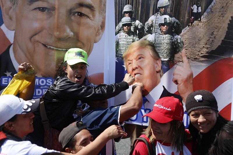 Simpatizantes del presidente Nicolás Maduro golpean una pancarta con una foto del presidente de Estados Unidos, Donald Trump, en Caracas