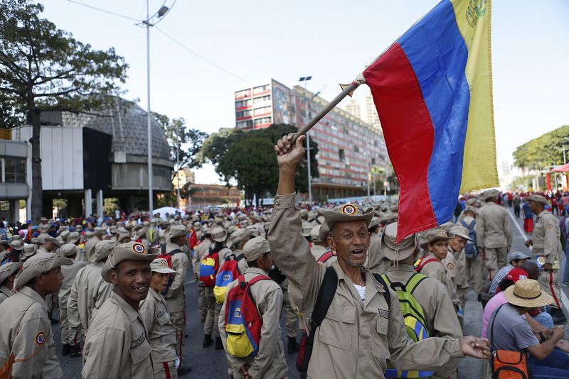 Simpatizantes del presidente Nicolás Maduro participan en una marcha de apoyo en Caracas