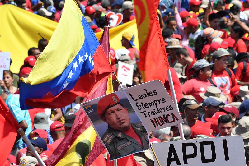 Simpatizantes del presidente de Venezuela, Nicolás Maduro, celebran en Caracas el 20 aniversario de la subida al poder de Hugo Chávez