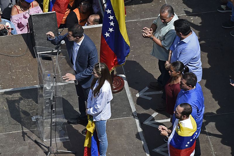 El autoproclamado presidente interino de Venezuela, Juan Guaidó, se dirige a sus simpatizantes en Caracas