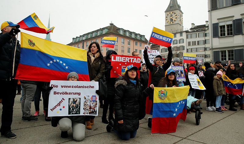 Un grupo de personas se manifiesta en Zúrich, Suiza, en contra del régimen de Maduro