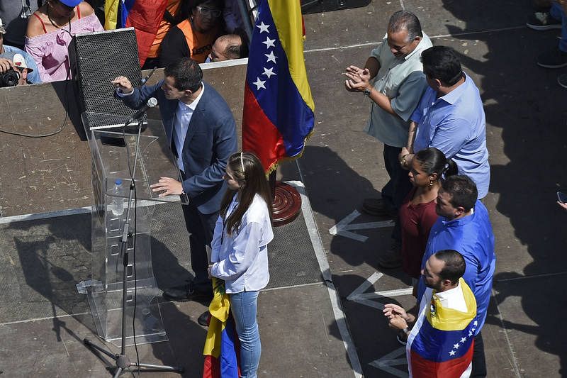 El autoproclamado presidente interino de Venezuela, Juan Guaidó, se dirige a sus simpatizantes en Caracas
