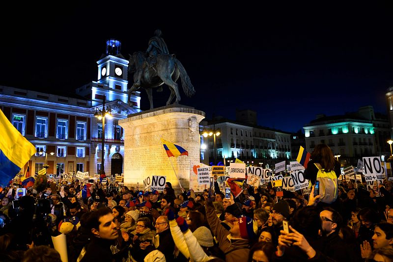 Concentración en apoyo al autoproclamado presidente legítimo de Venezuela, Juan Guaidó, en la Puerta del Sol, Madrid
