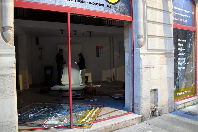 Una tienda destrozada durante el trascurso de las protestas en Burdeos