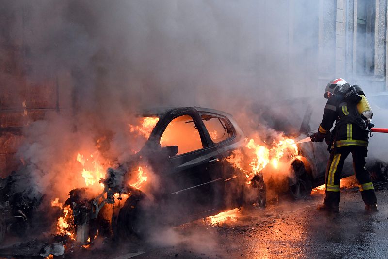 Un bombero trabaja en la extinción de un incendio que ha afectado a dos vehículos en Burdeos