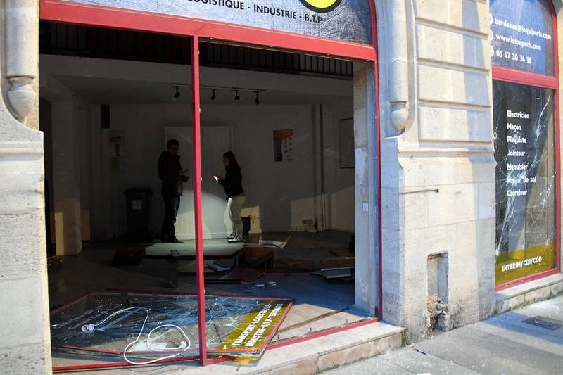 Una tienda destrozada durante el trascurso de las protestas en Burdeos