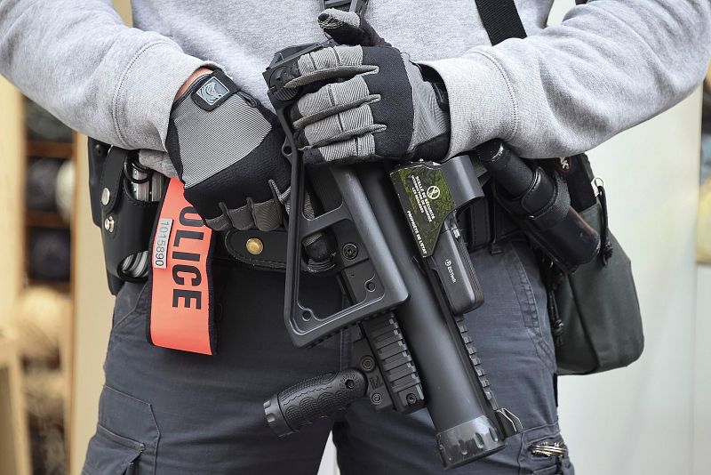 Un agente de policía pertrechado con un arma que dispara balas de goma en Mulhouse